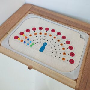 Activiteitenbord 'pauw' voor de IKEA TROFAST bak