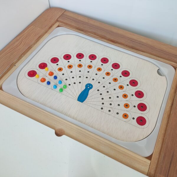 Activiteitenbord 'pauw' voor de IKEA TROFAST bak