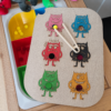 Activiteitenbord - Het kleurenmonster met pompoms Activiteitenbord 'Het kleurenmonster - pompoms' voor de IKEA TROFAST bak