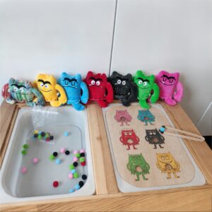 Sfeerbeeld - Het kleurenmonster voor pompoms Activiteitenbord 'Het kleurenmonster - pompoms' voor de IKEA TROFAST bak