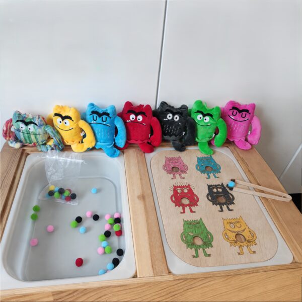 Sfeerbeeld - Het kleurenmonster voor pompoms Activiteitenbord 'Het kleurenmonster - pompoms' voor de IKEA TROFAST bak